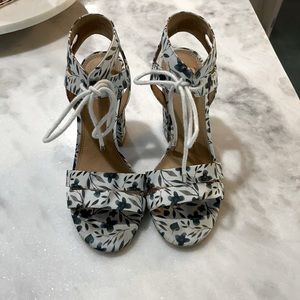 Giani Bini blue pattern heels size 6 worn once